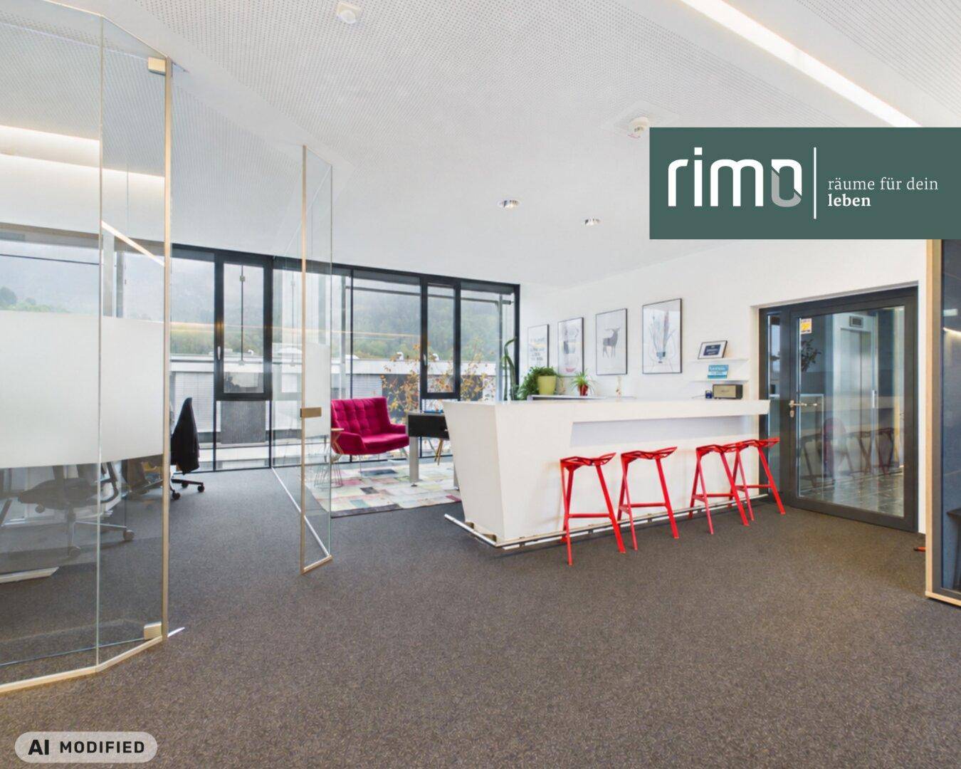 Offener Bürobereich mit Empfangstheke, Sitzgelegenheiten und Blick auf die Umgebung.