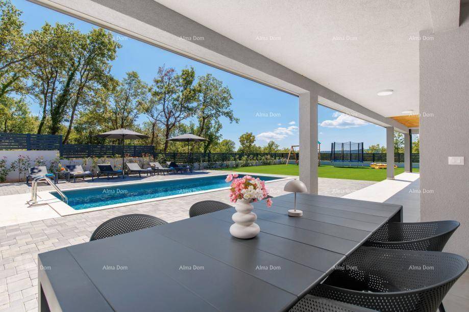 Überdachte Terrasse mit Esstisch und Blick auf den Poolbereich und den weitläufigen Garten.