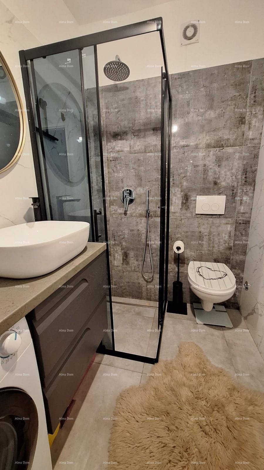 Modernes Badezimmer mit begehbarer Dusche, wandhängendem WC und stilvollen grauen Fliesen.