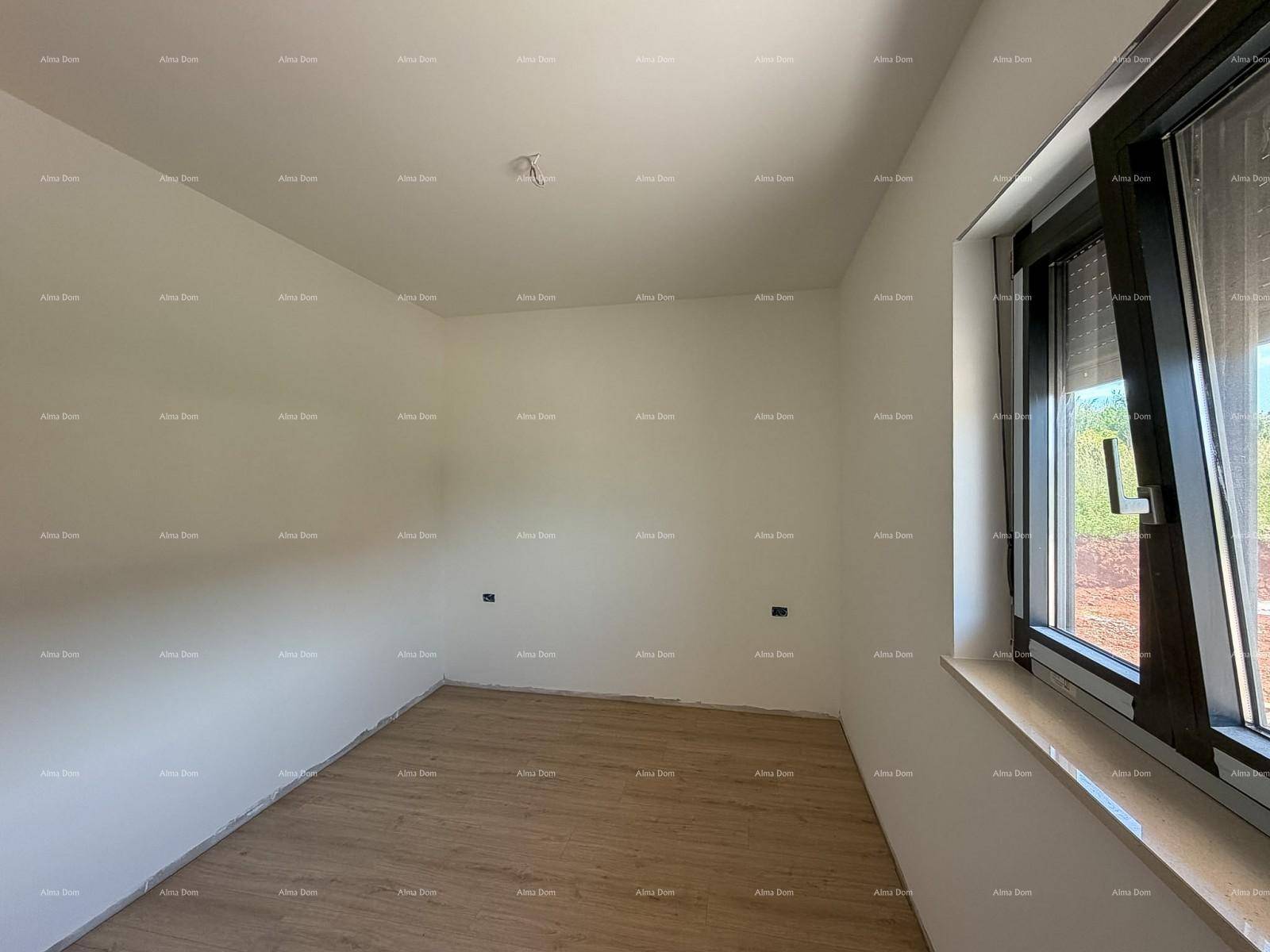 Helles Zimmer mit neuem Laminatboden und weißen Wänden, bereit für die Einrichtung.