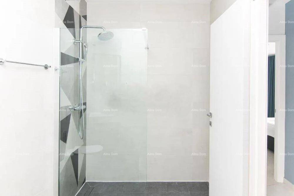 Modernes Badezimmer mit ebenerdiger Dusche, Glasabtrennung und stilvollen geometrischen Fliesen.