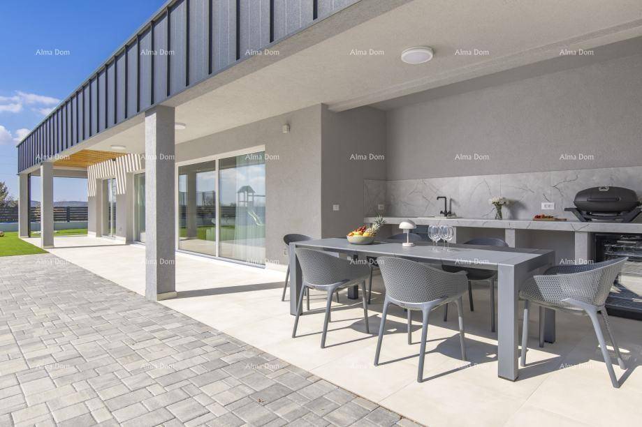 Überdachte Terrasse mit Esstisch, Stühlen und einer voll ausgestatteten Außenküche.