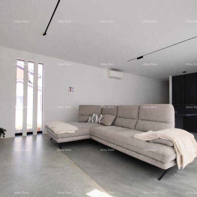 Geräumiges Wohnzimmer mit großer Eckcouch, Klimaanlage und hohen Fenstern für viel Tageslicht.