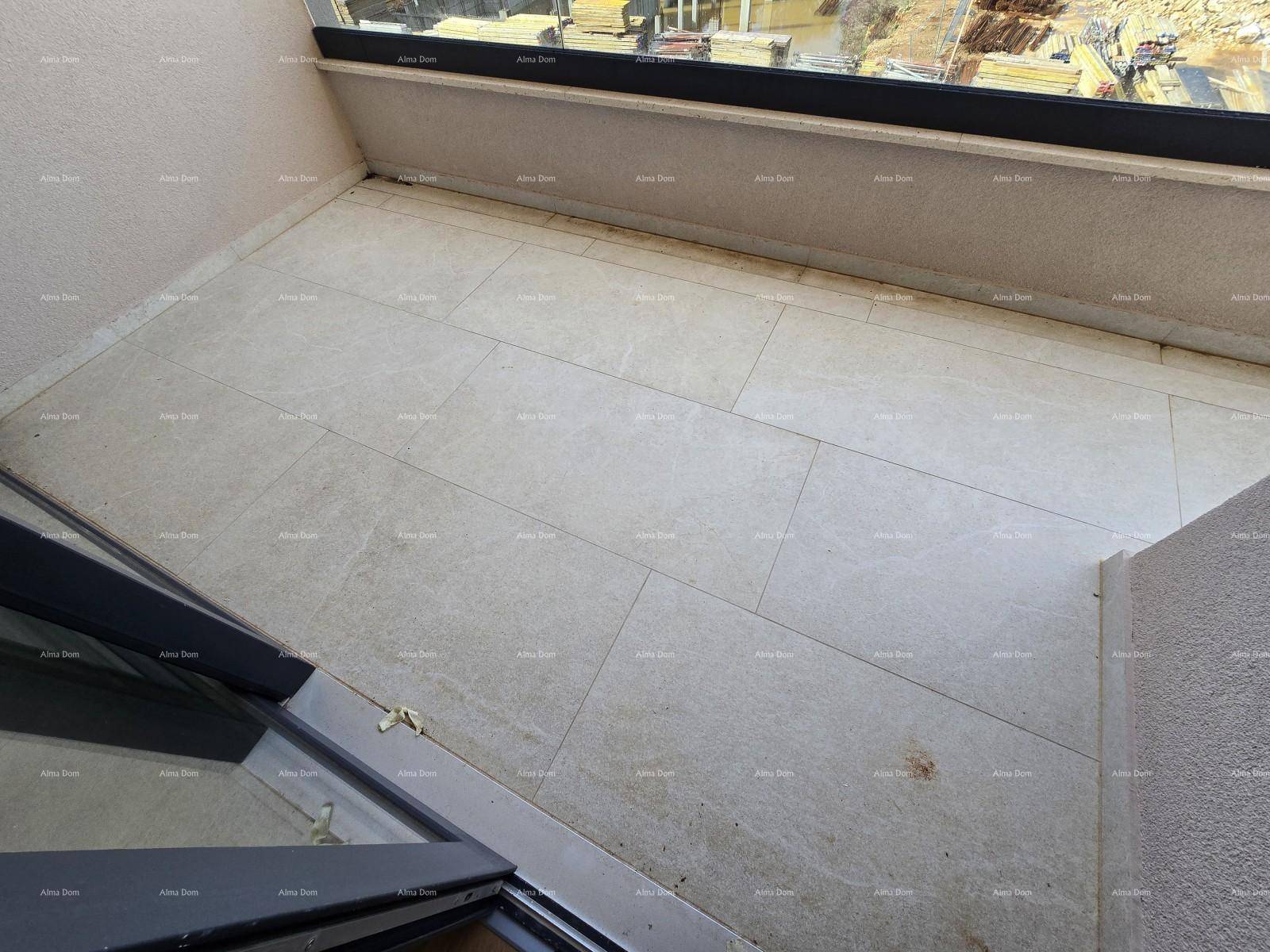 Nahaufnahme des gefliesten Bodens eines Balkons mit Blick nach unten.