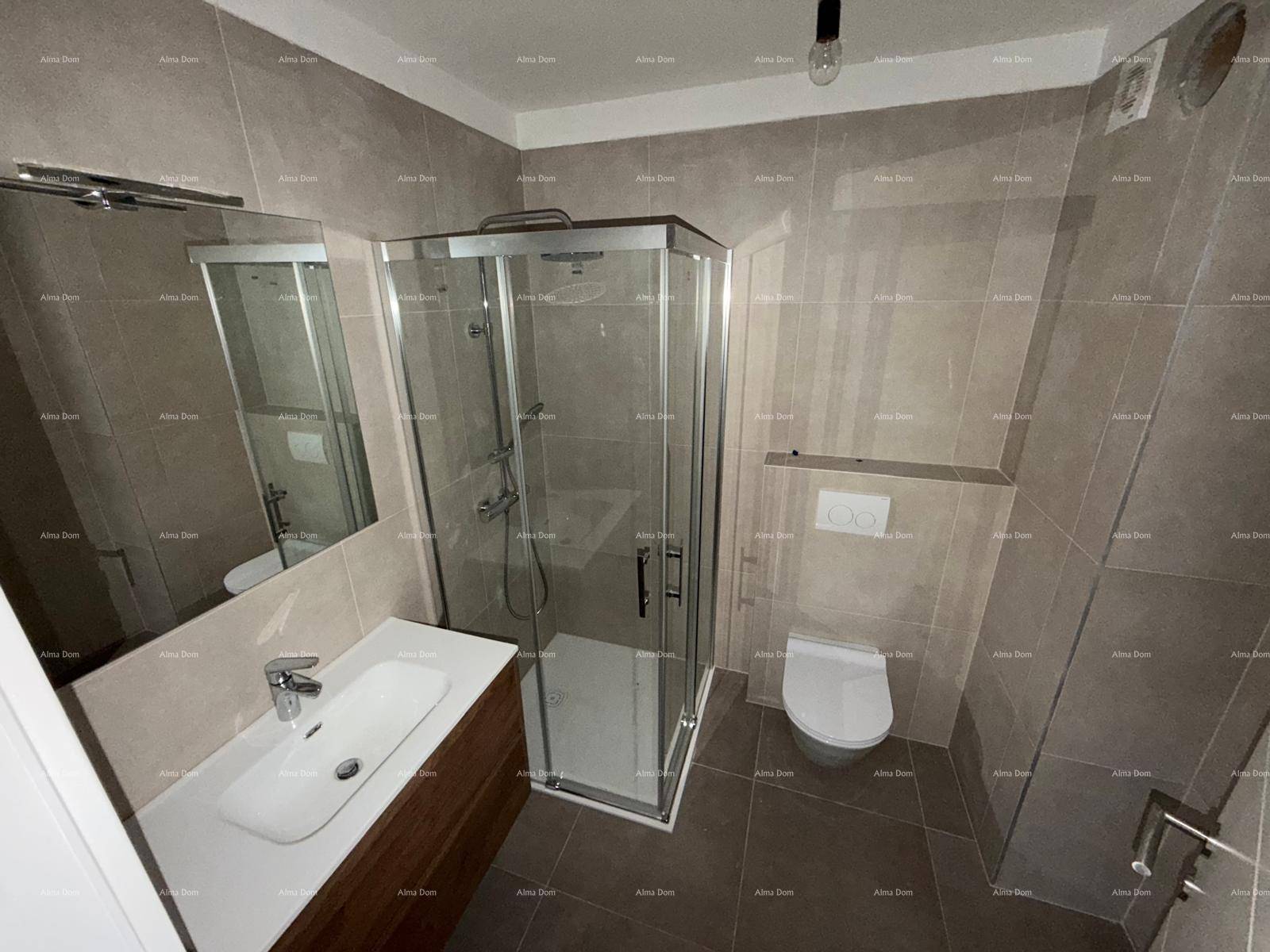 Modernes Badezimmer mit Duschkabine, Waschbecken und wandhängendem WC, in neutralen Farben.