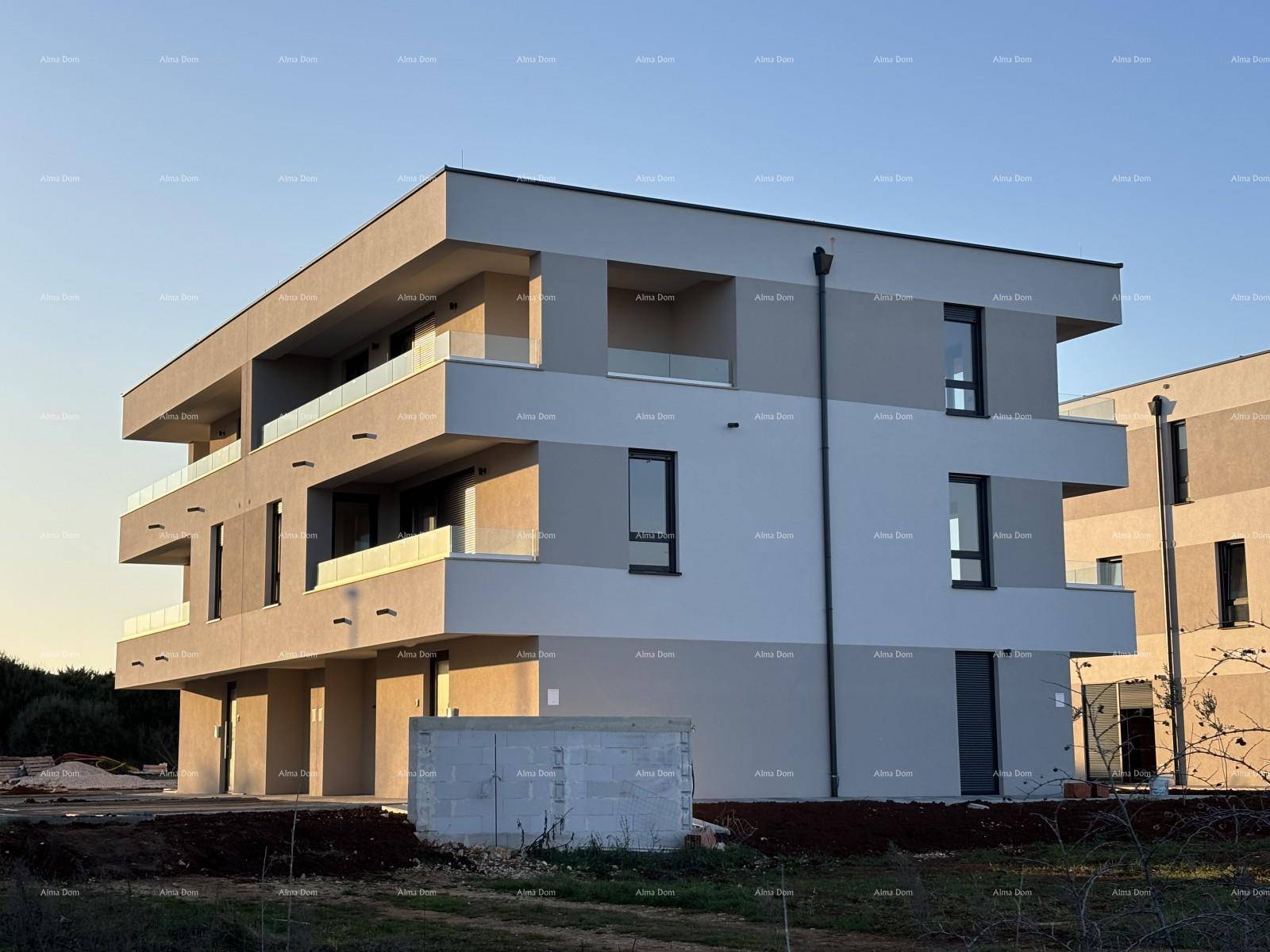Modernes Apartmentgebäude in Bauphase mit klaren Linien und Balkonen.