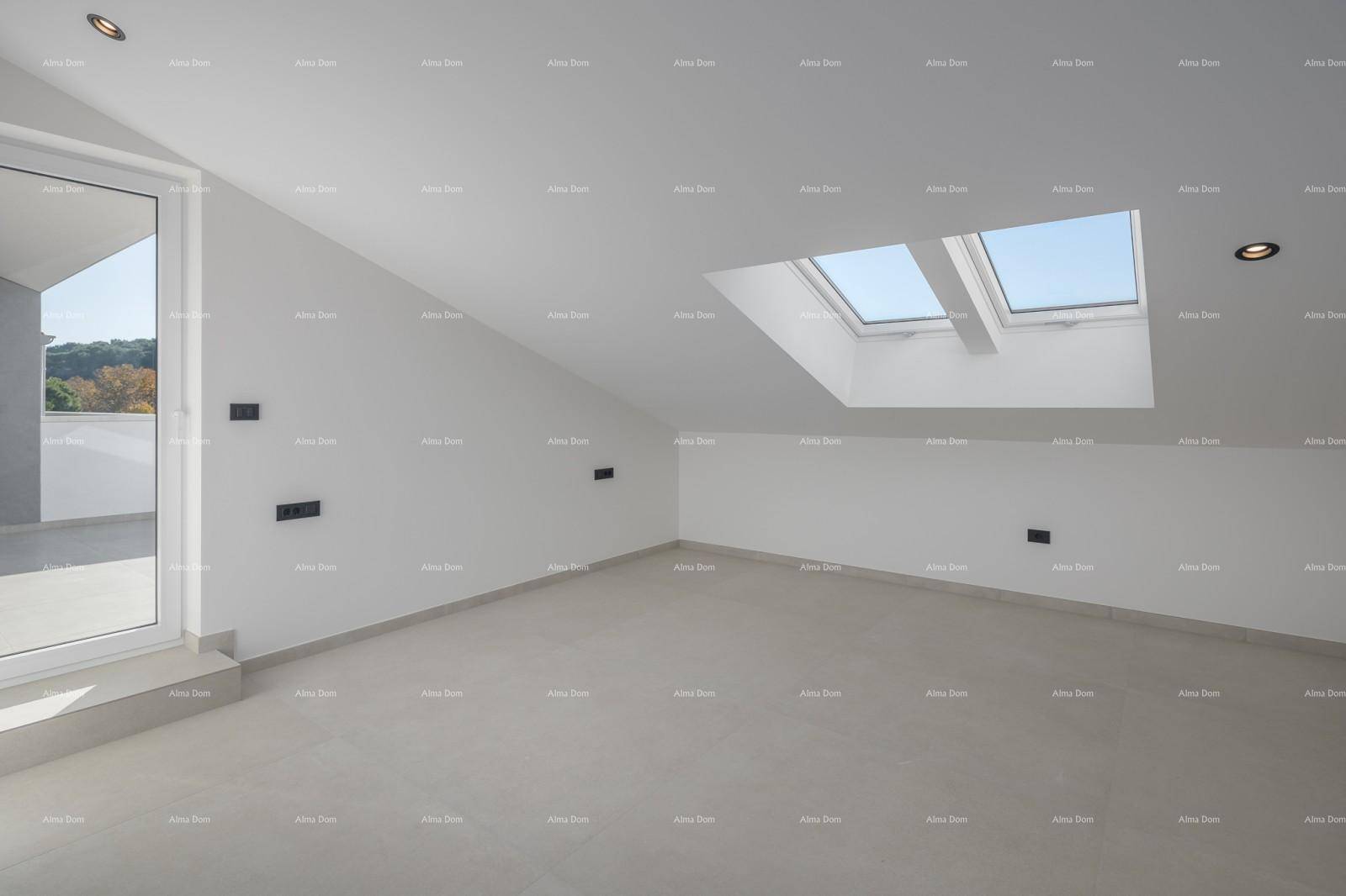 Helles Dachzimmer mit schrägen Wänden und einem großen Dachfenster für viel Tageslicht.