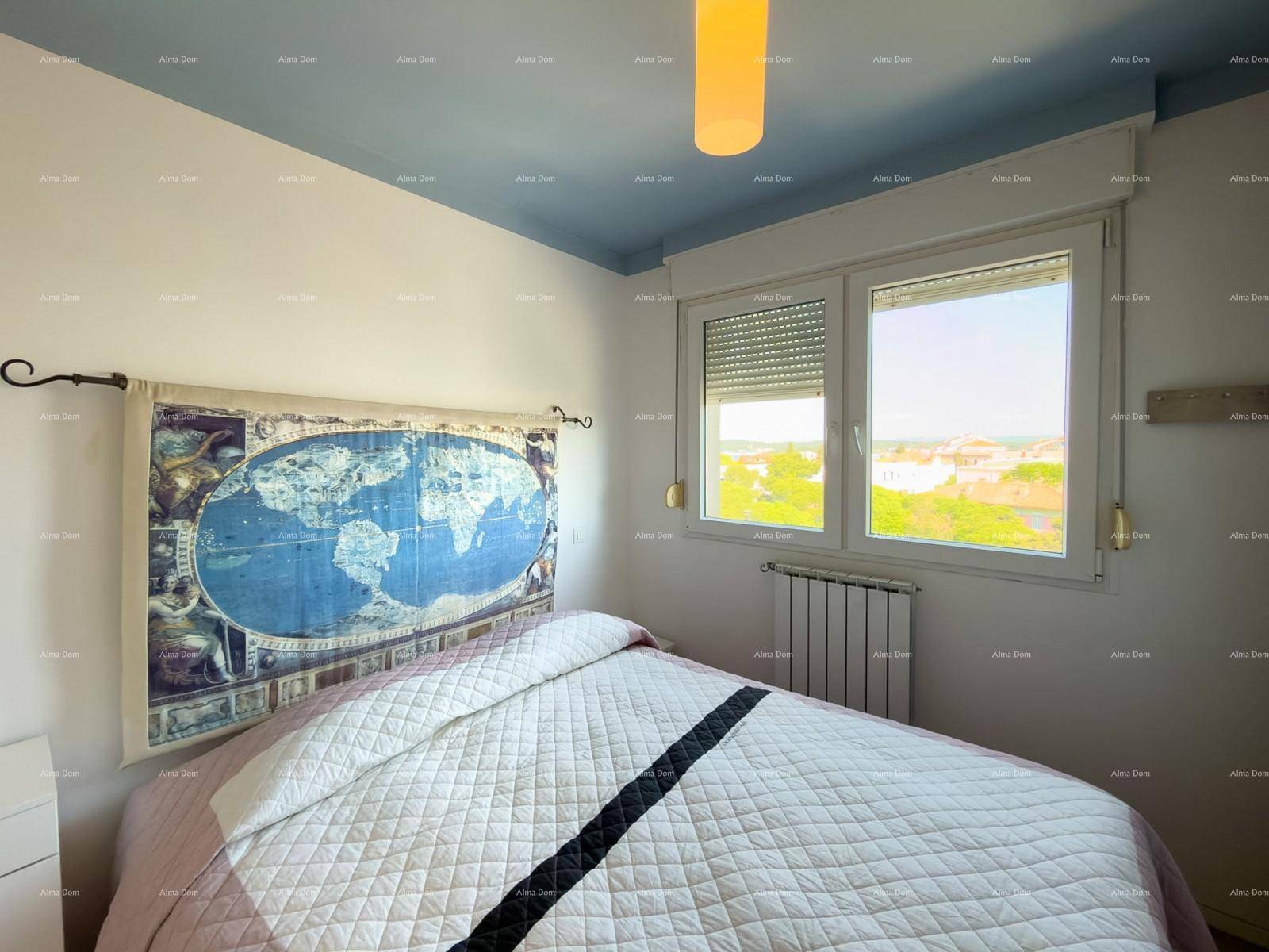 Schlafzimmer mit Doppelbett, Weltkarte als Dekoration und Fenster mit Rollladen.