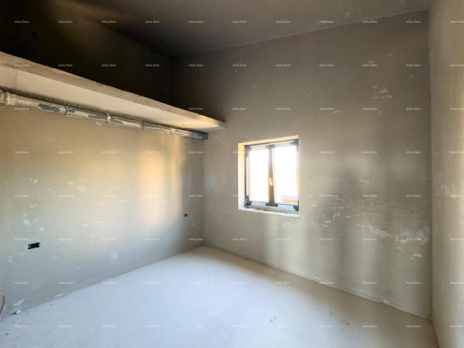 Unfertiger Raum mit einem Fenster und einer Betonablage, die auf weitere Gestaltung wartet.