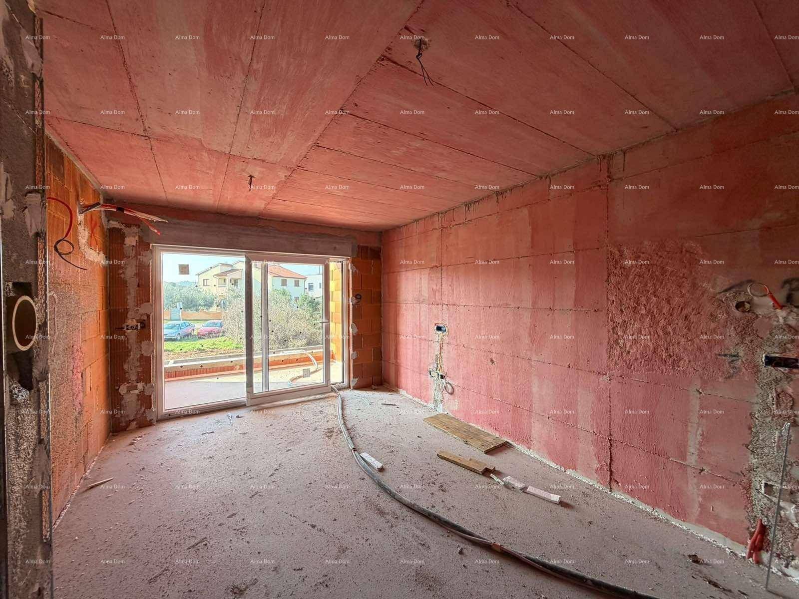 Rohbau eines Zimmers mit großer Schiebetür, die viel natürliches Licht hereinlässt.
