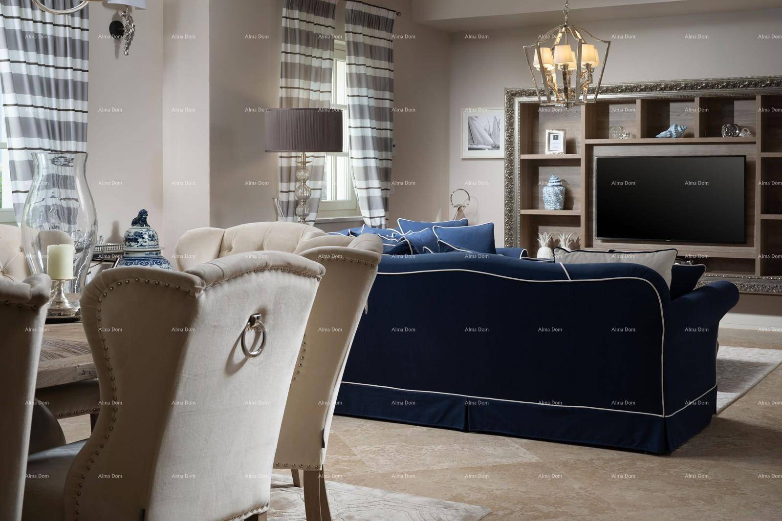 Geräumiges Wohnzimmer mit bequemen Sofas, Essbereich im Hintergrund und stilvoller Einrichtung.
