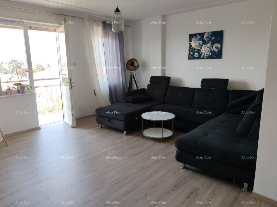Gemütliches Wohnzimmer mit großem Ecksofa, hellem Laminatboden und Balkonzugang.