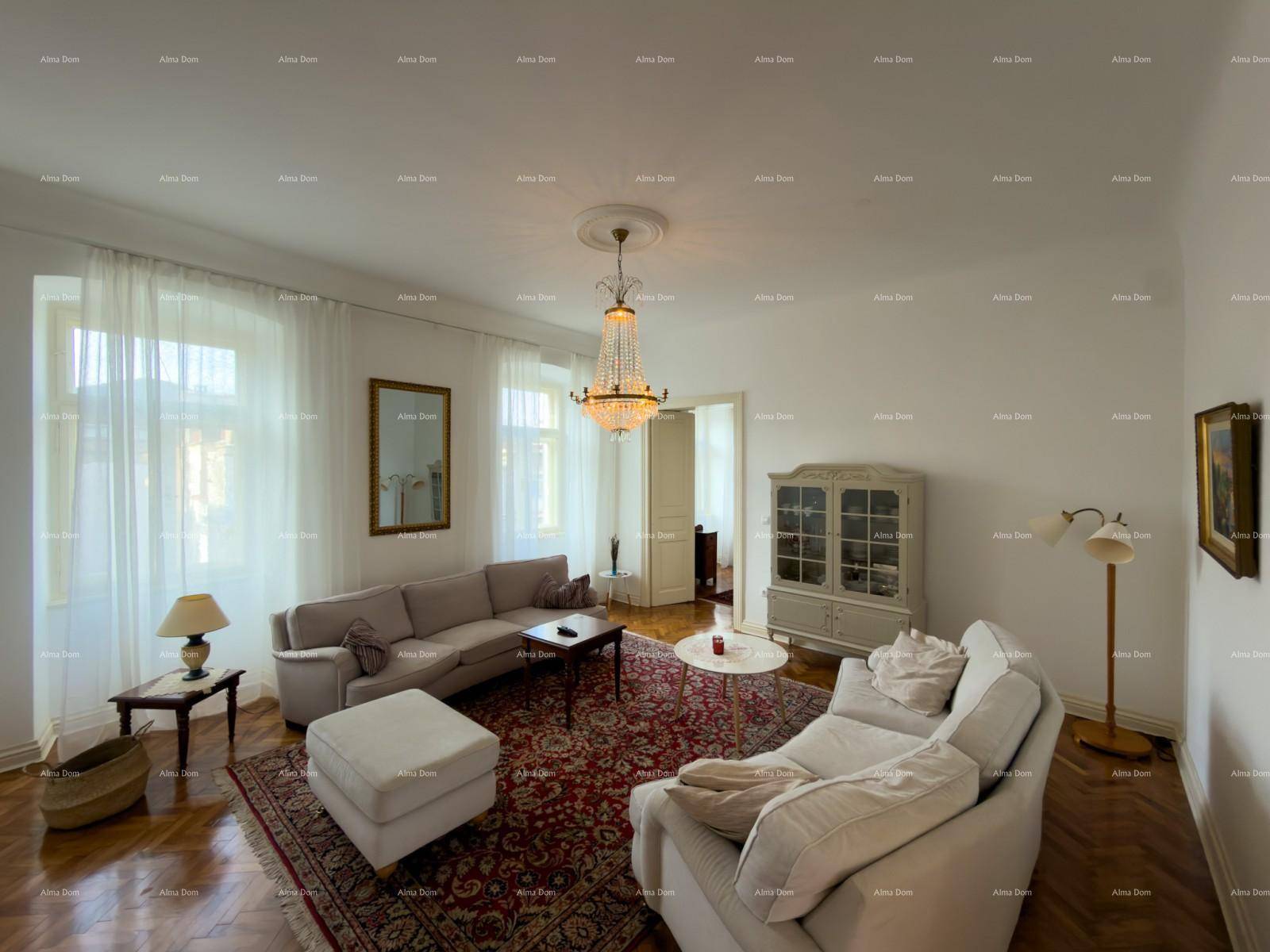 Helles Wohnzimmer mit klassischem Fischgrätparkett, bequemen Sitzgelegenheiten und großen Fenstern.