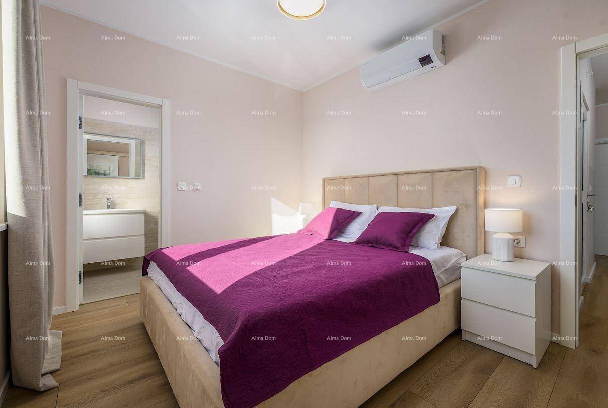 Gemütliches Schlafzimmer mit Doppelbett, Klimaanlage und direktem Zugang zum modernen Ensuite-Badezimmer.