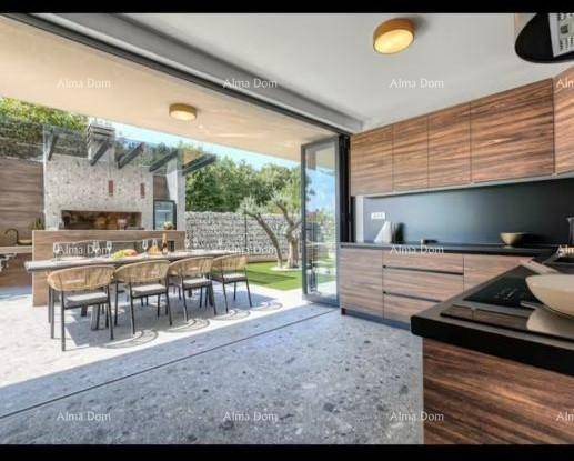 Moderne Küche mit Holzelementen und direktem Zugang zum Außenbereich mit Essplatz und Grill.