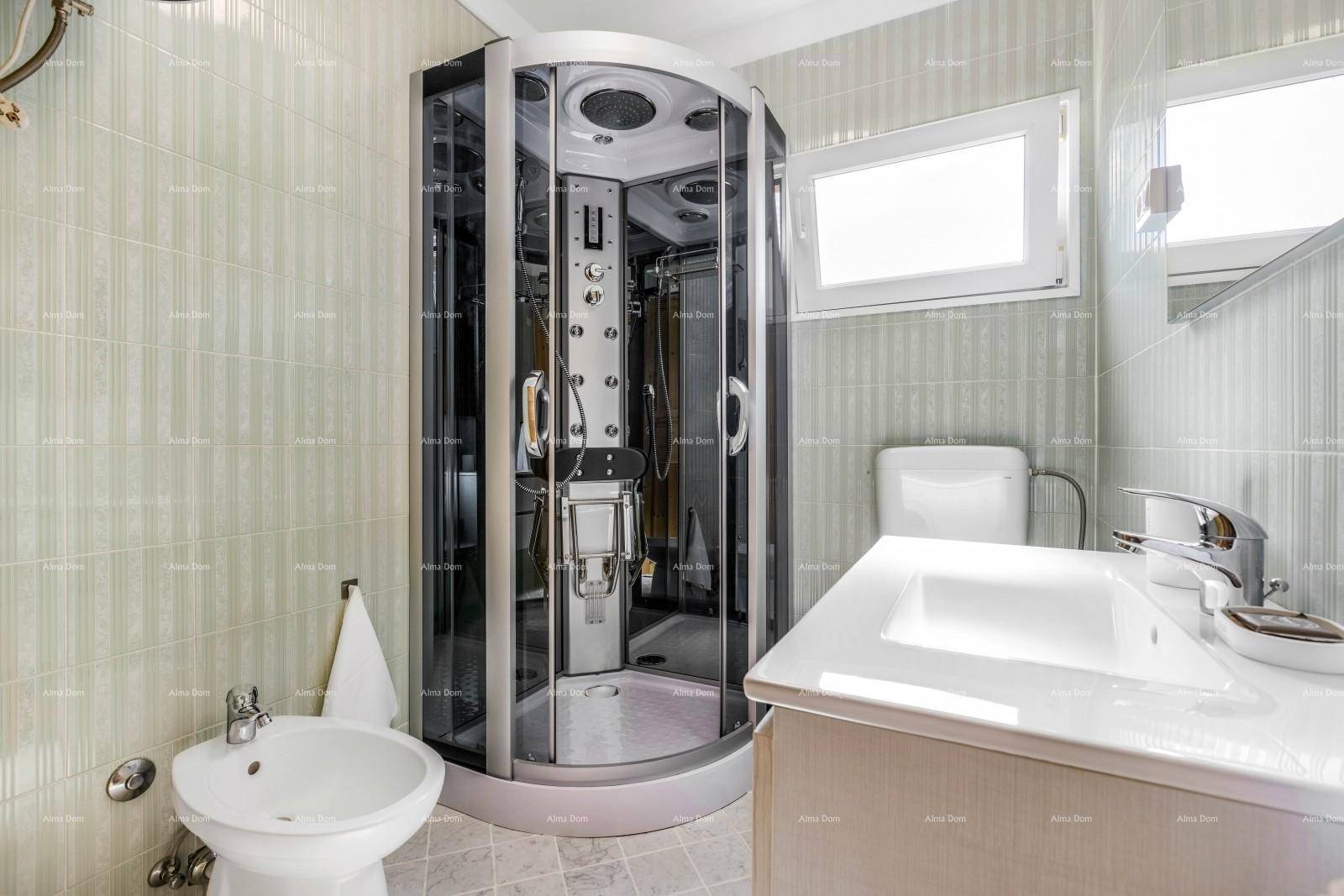 Modernes Badezimmer mit Duschkabine, Bidet und Waschtisch in hellen Farben.