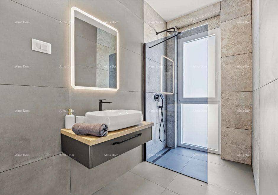 Stilvolles Badezimmer mit begehbarer Dusche, beleuchtetem Spiegel und schwebendem Waschtisch.