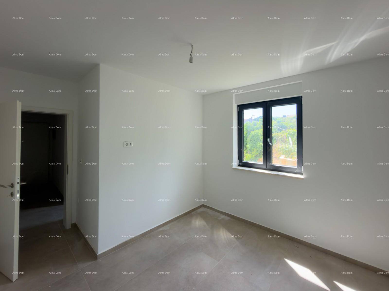 Lichtdurchflutetes Schlafzimmer mit Zugang zu weiteren Räumen und einem Fenster mit Grünblick.