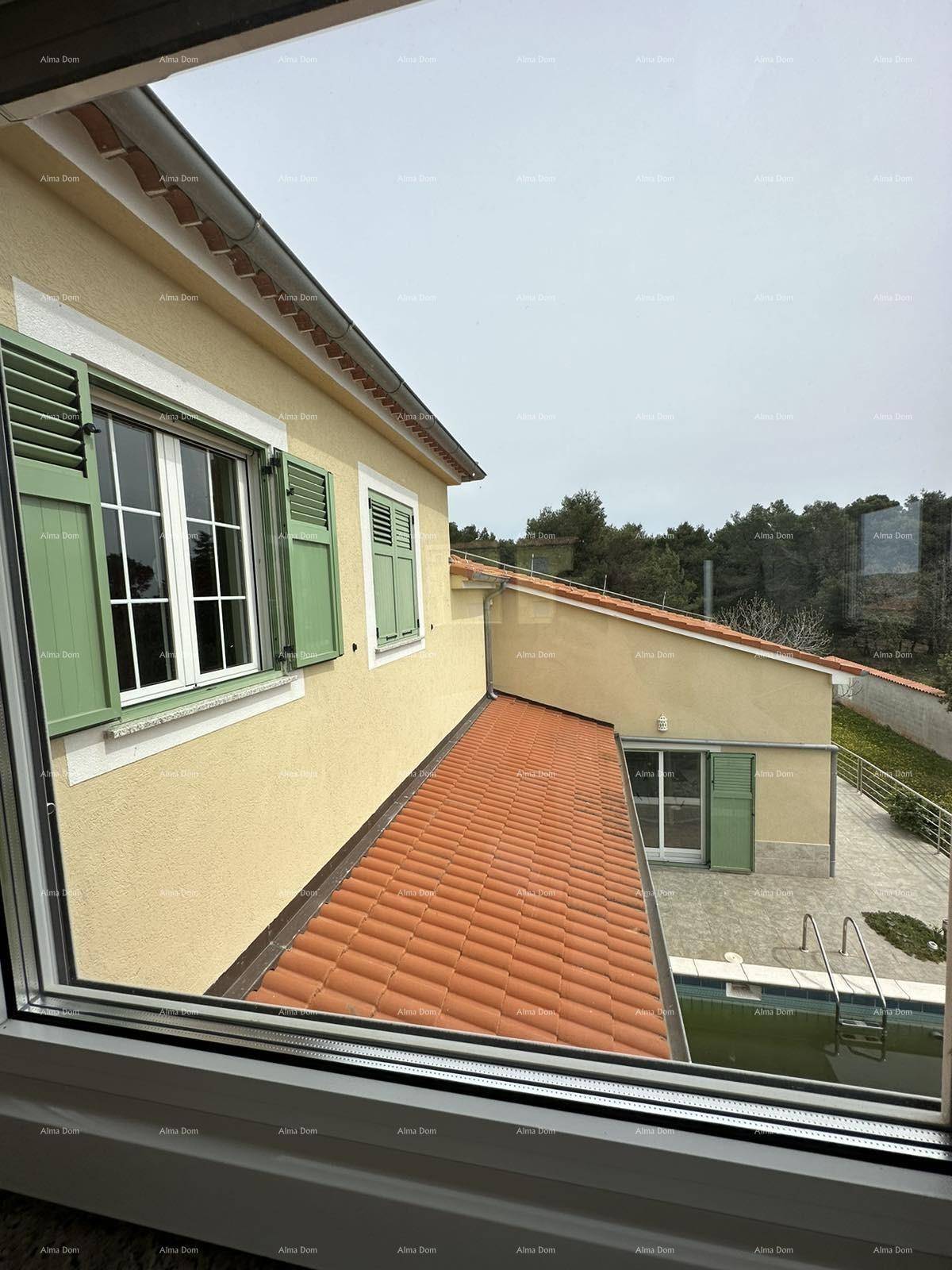 Blick aus dem Fenster auf das Hausdach und den Poolbereich im Freien.