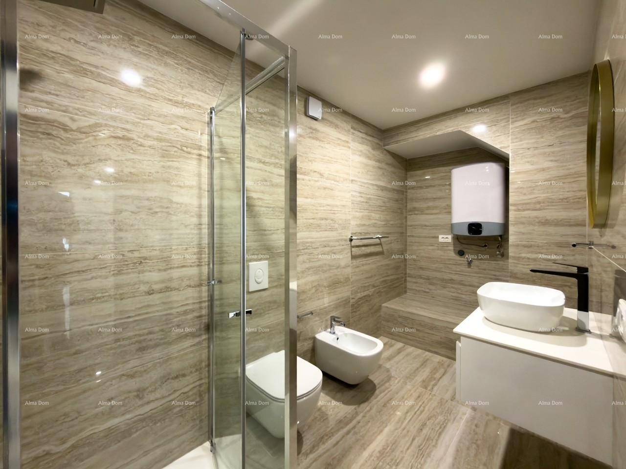 Stilvolles Badezimmer mit Duschkabine, Bidet, modernem Waschtisch und beigefarbenen Fliesen.