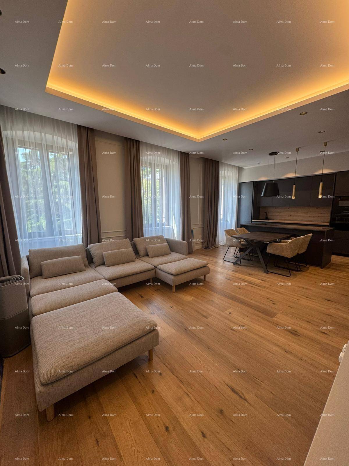 Geräumiger Wohn-Essbereich mit beiger Couch, Holzboden und großen Fenstern.