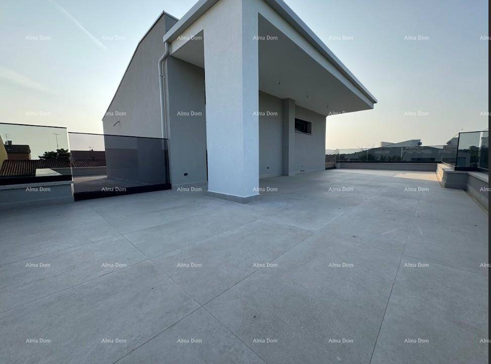 Geräumige Dachterrasse mit hellen Fliesen und minimalistischem Design, ideal für Entspannung im Freien.