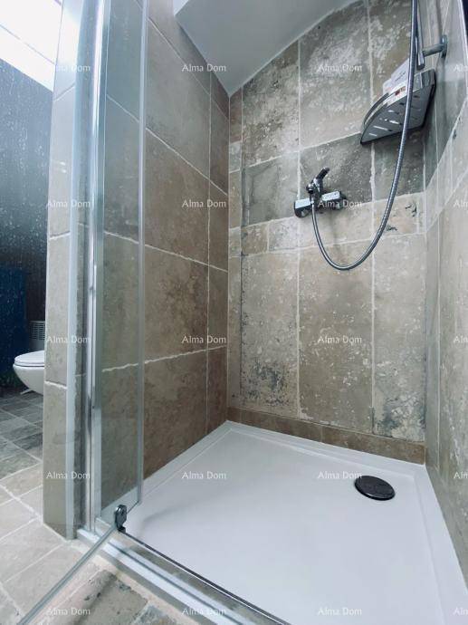 Duschbereich im Badezimmer mit modernen Fliesen und Glasabtrennung.