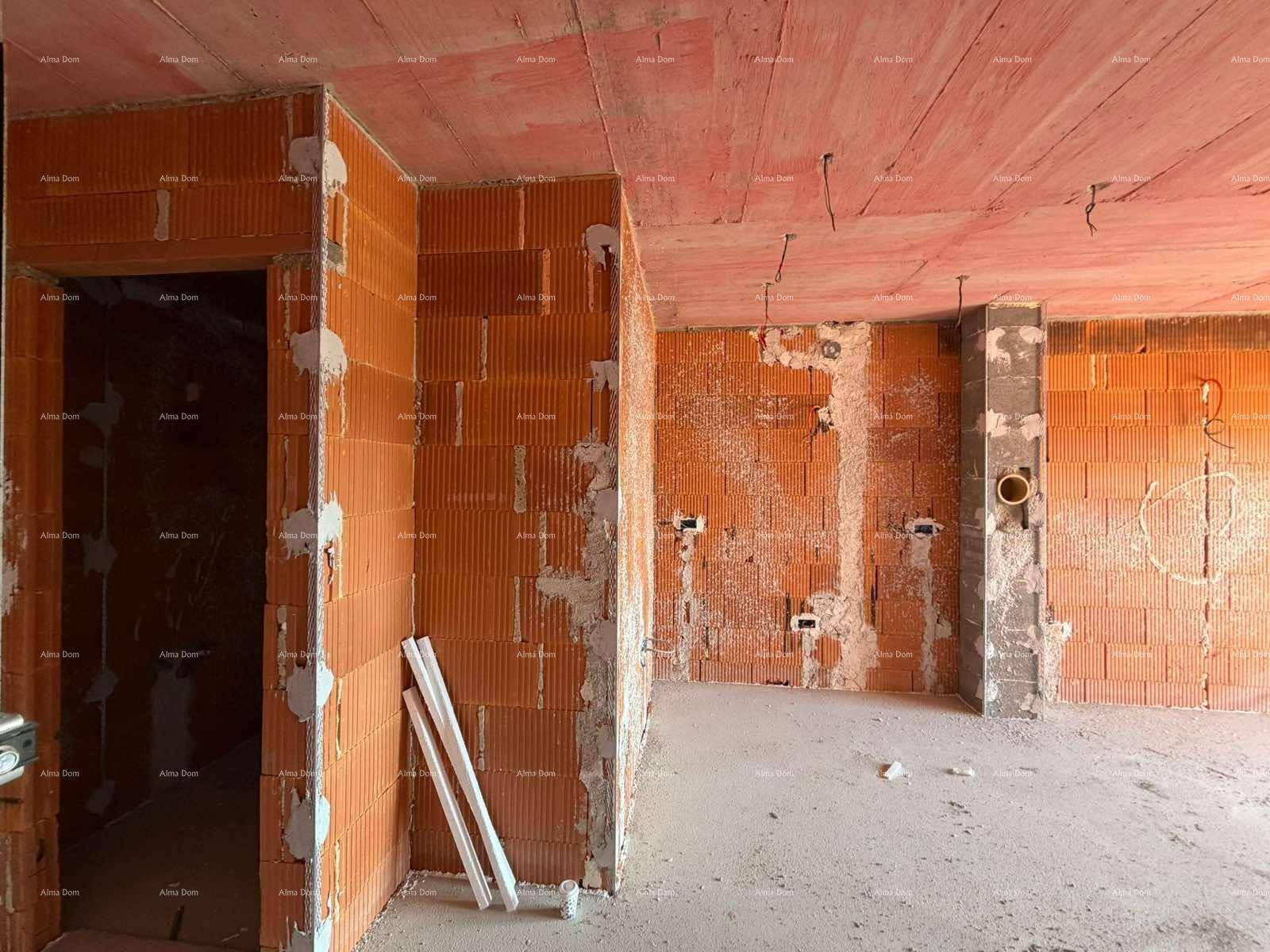 Rohbau eines Innenraums mit Ziegelwänden und vorbereiteten Anschlüssen für Sanitärinstallationen.