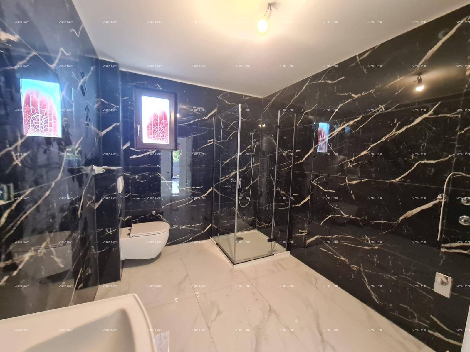 Modernes Badezimmer mit schwarzen Marmorfliesen, Dusche und wandmontierter Toilette.