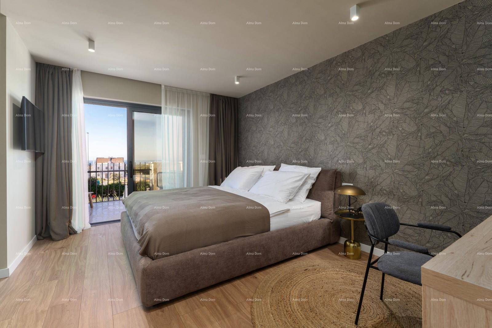 Gemütliches Schlafzimmer mit Holzboden, großem Bett und Zugang zum Balkon.