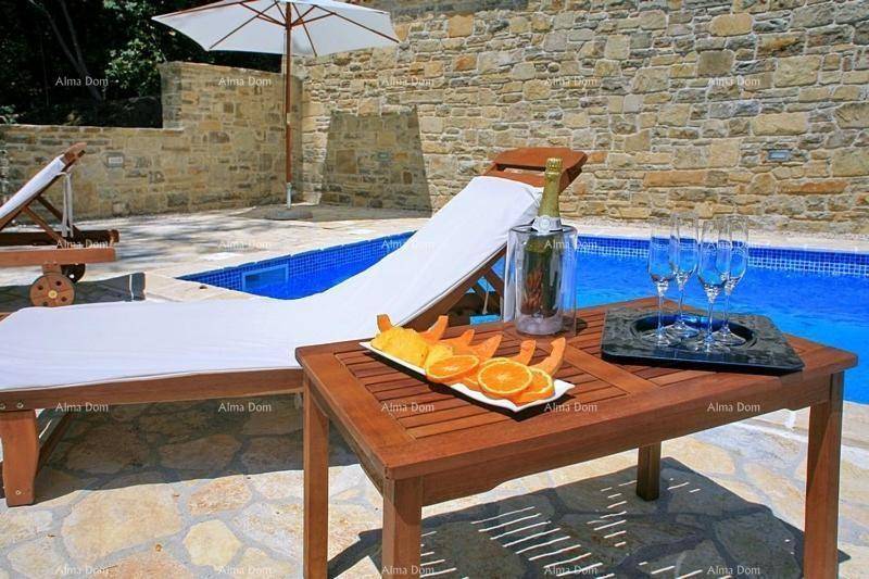 Entspannungsbereich am Pool mit Liegestuhl, Beistelltisch und erfrischenden Getränken.