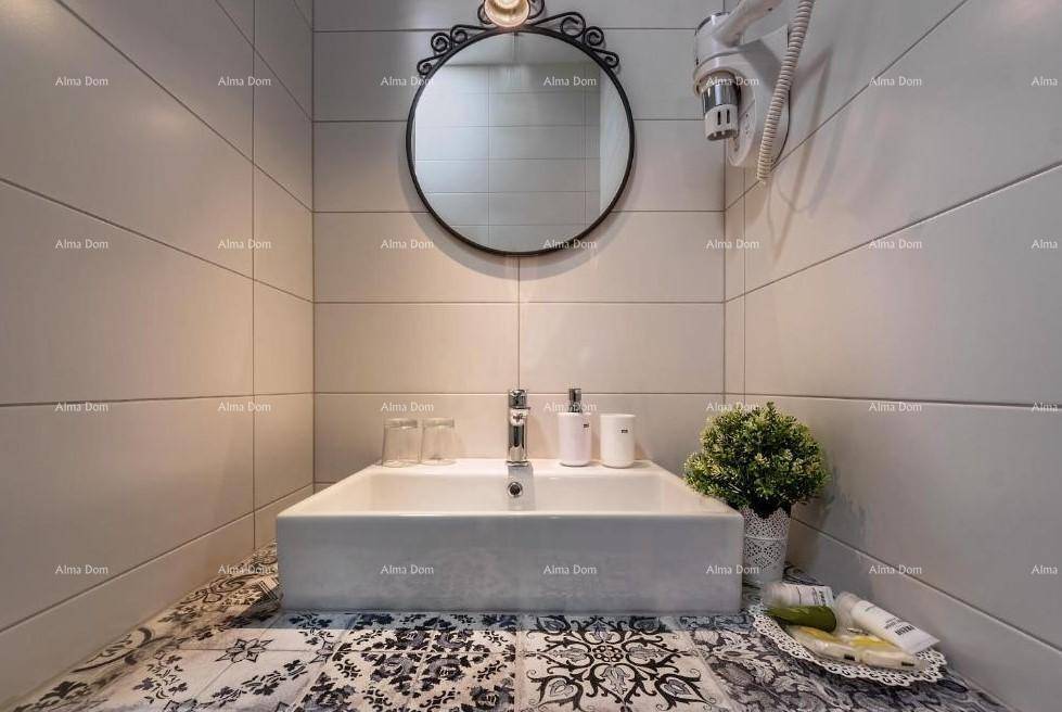 Detailansicht des Badezimmers mit modernem Aufsatzwaschbecken und dekorativen Fliesen am Waschtisch.