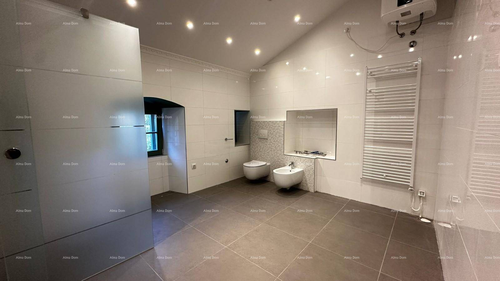 Geräumiges Badezimmer mit Toilette, Bidet, beheiztem Handtuchhalter und begehbarer Dusche.