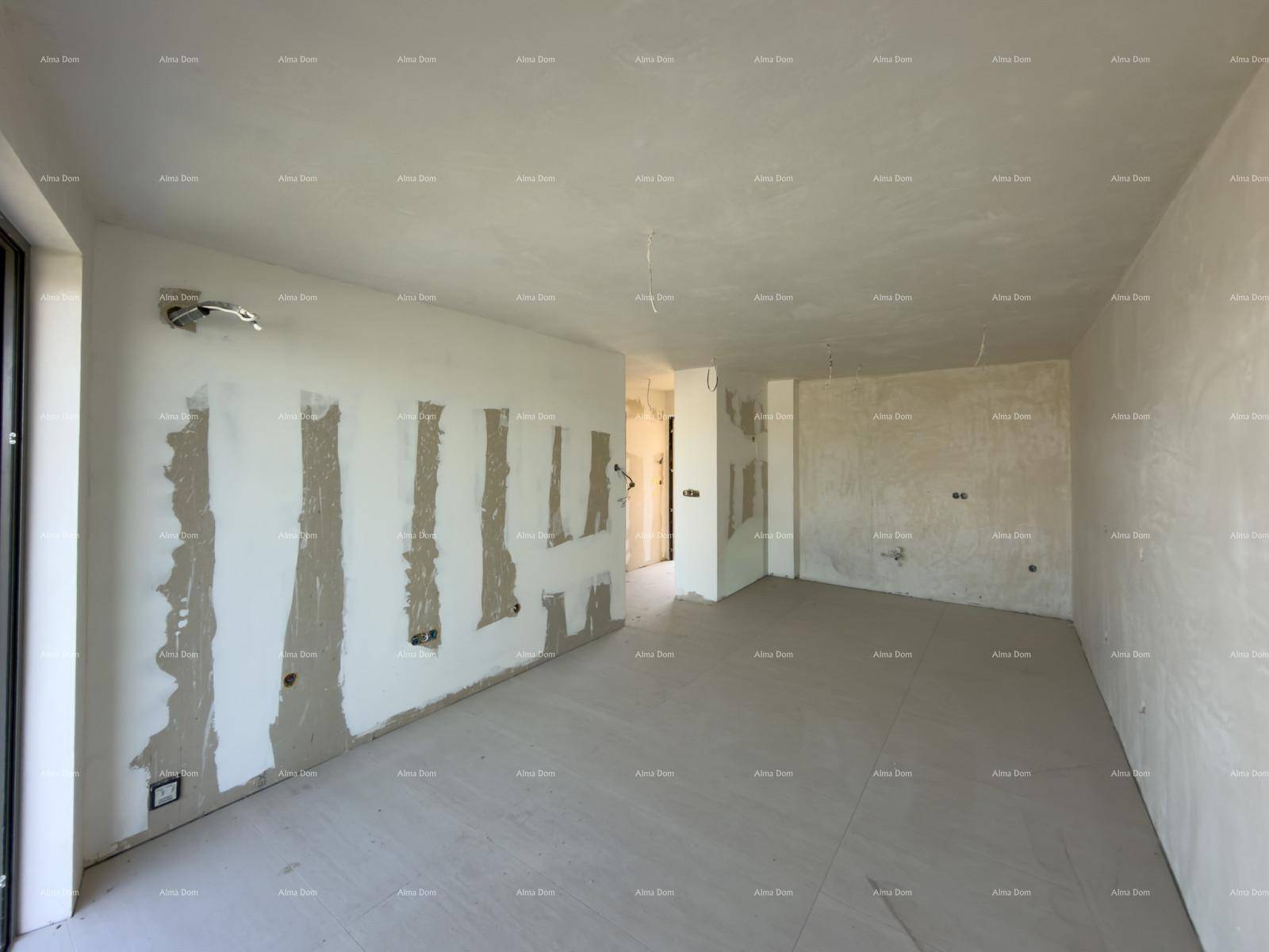 Großer unfertiger Raum mit sichtbaren Spachtelarbeiten und viel Tageslicht.