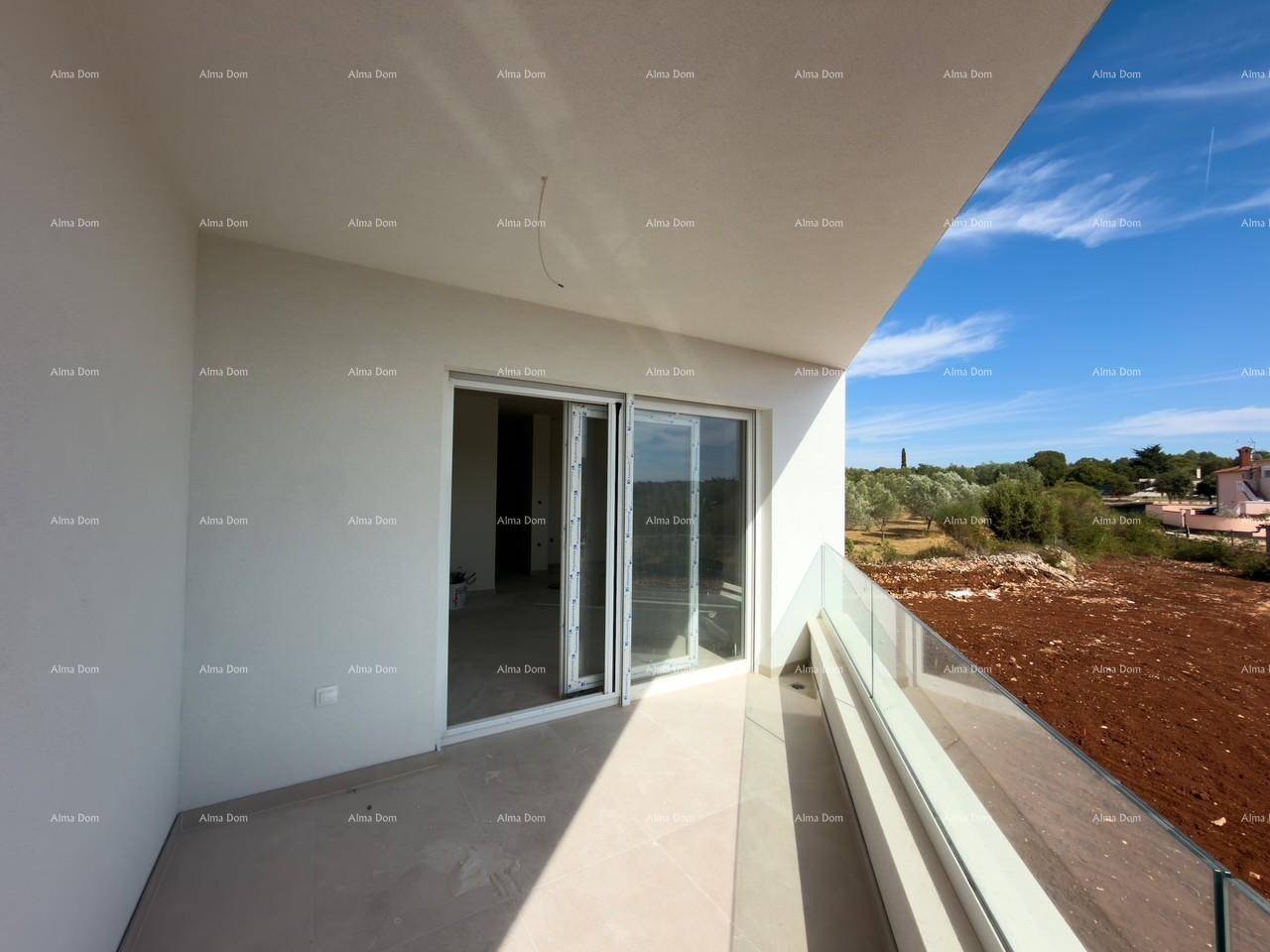 Heller Balkon mit Glasgeländer und Zugang zum Innenbereich, mit weitem Ausblick.
