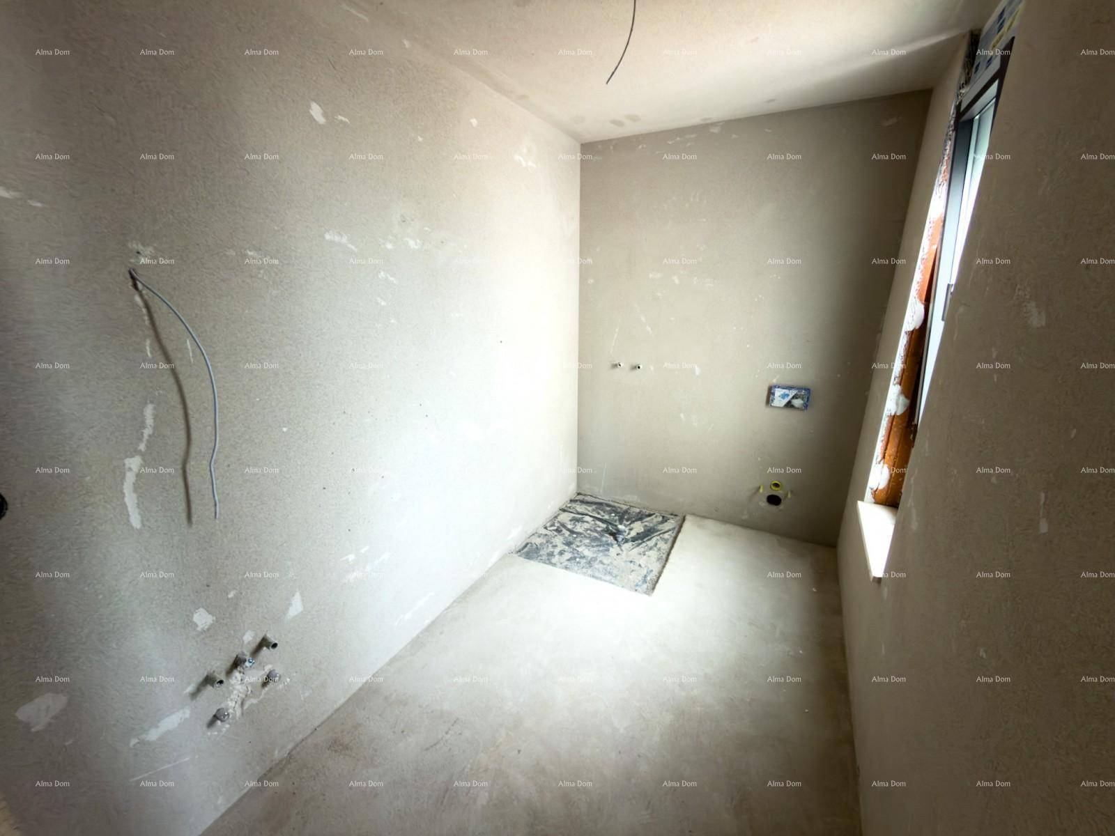 Unfertiges Badezimmer mit Rohinstallationen und einem Fenster, bereit für den Ausbau.
