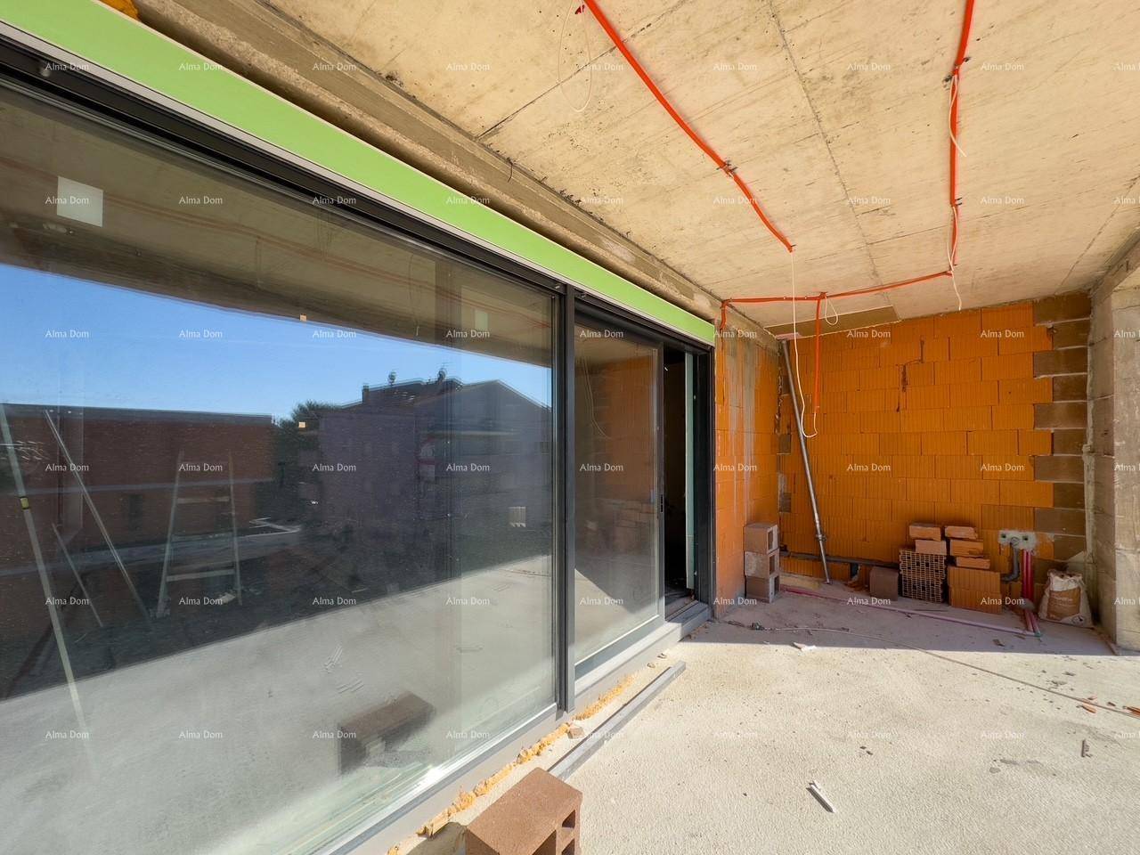 Im Bau befindliche Terrasse mit großen Schiebetüren und Blick auf die Baustelle.