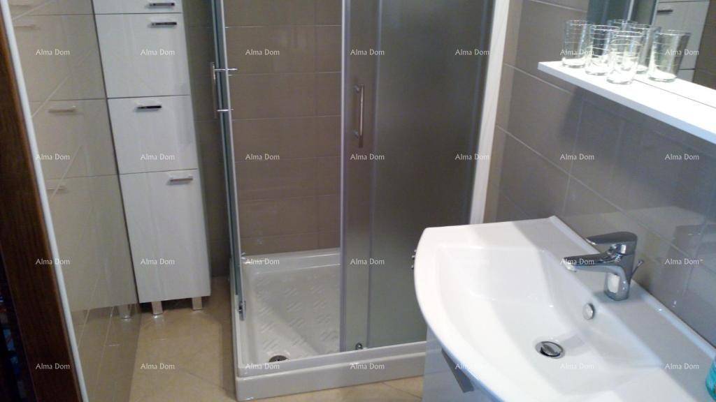 Modernes Badezimmer mit Duschkabine, Einzelwaschbecken und praktischen weißen Schränken.
