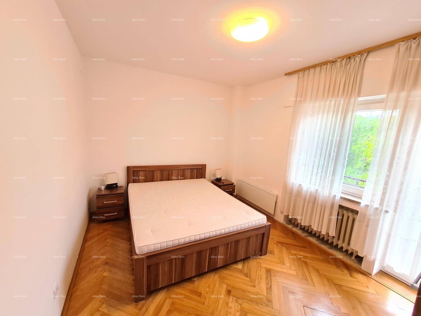 Geräumiges Schlafzimmer mit Parkettboden, Doppelbett und Nachttischen.