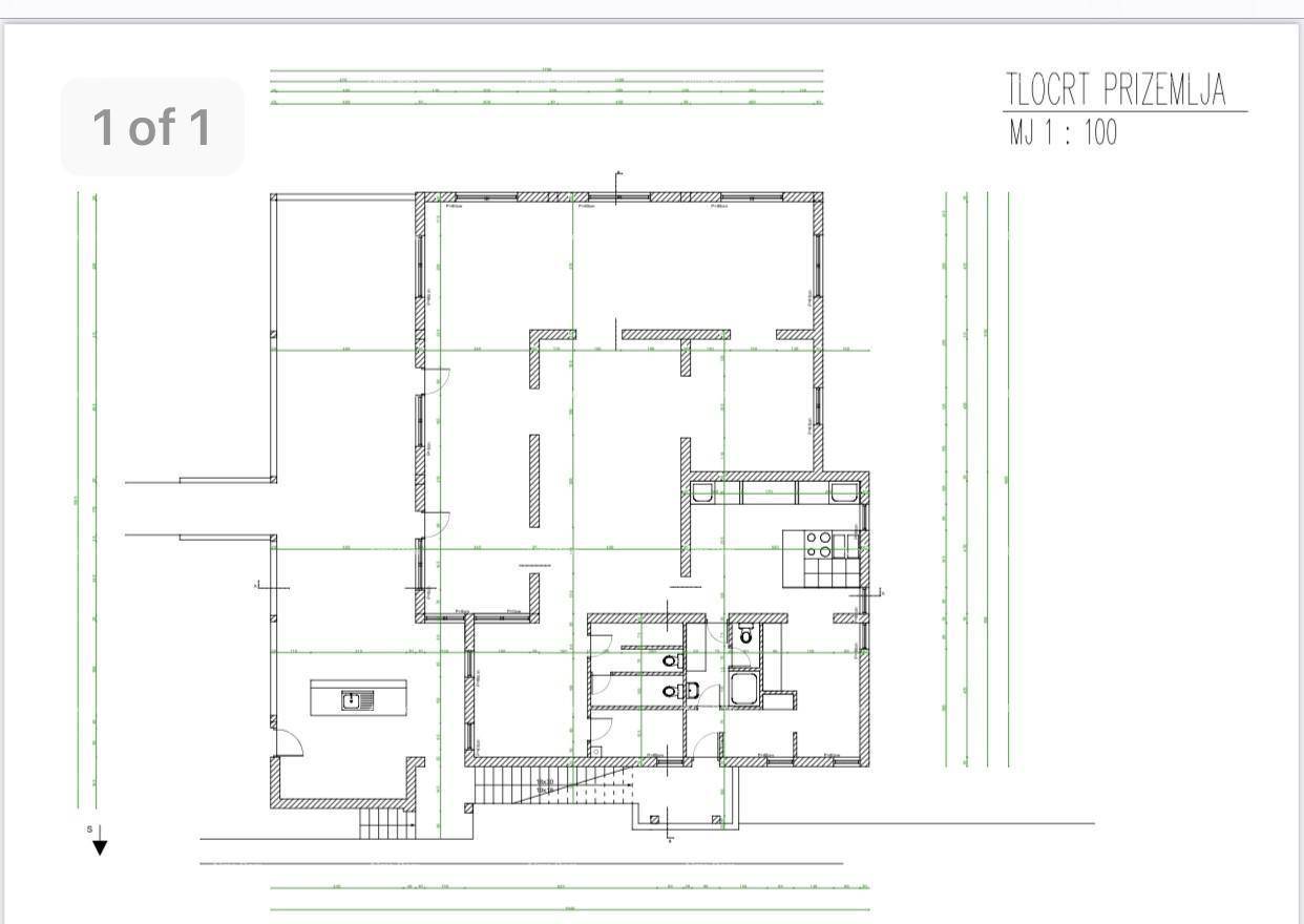 Grundriss des Erdgeschosses mit mehreren Räumen, Treppe und Sanitäranlagen.