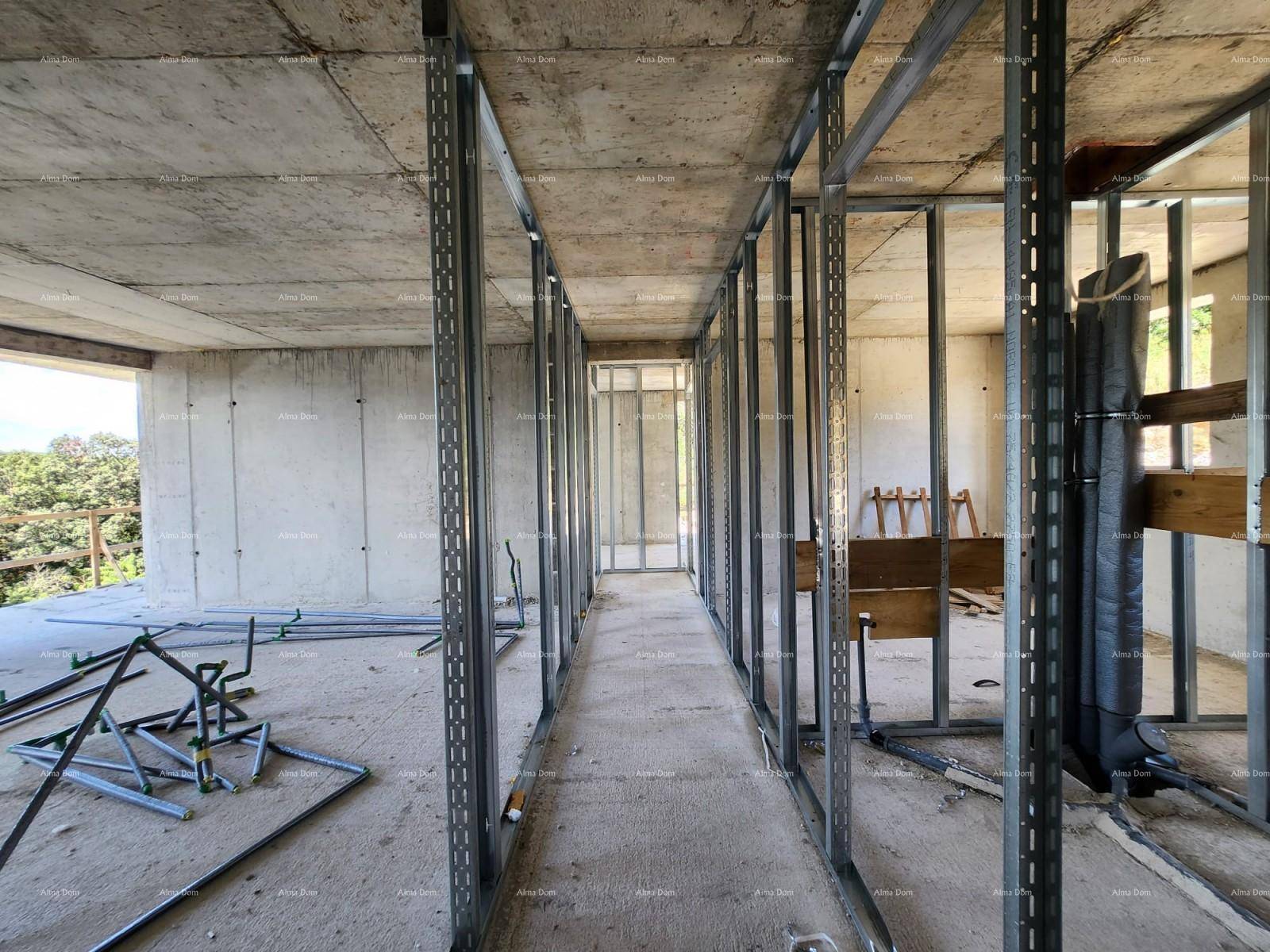 Unfertiger Flur im Rohbau mit Betonwänden und Metallständerwerk für die zukünftigen Trennwände.