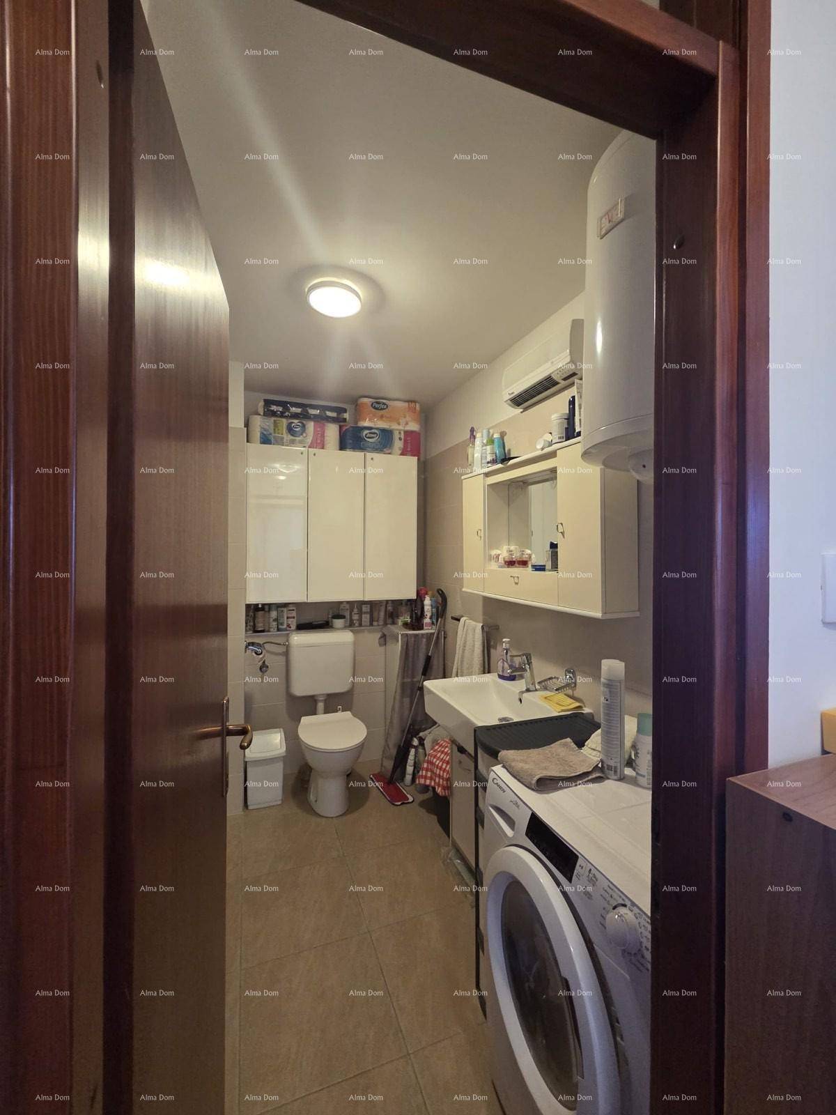 Kleines Badezimmer mit Toilette, Waschbecken und Waschmaschine, praktisch eingerichtet.