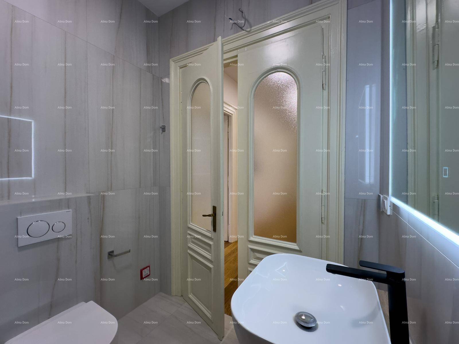 Modernes Badezimmer mit Waschbecken, Wand-WC und beleuchtetem Spiegel, in hellen Tönen gehalten.