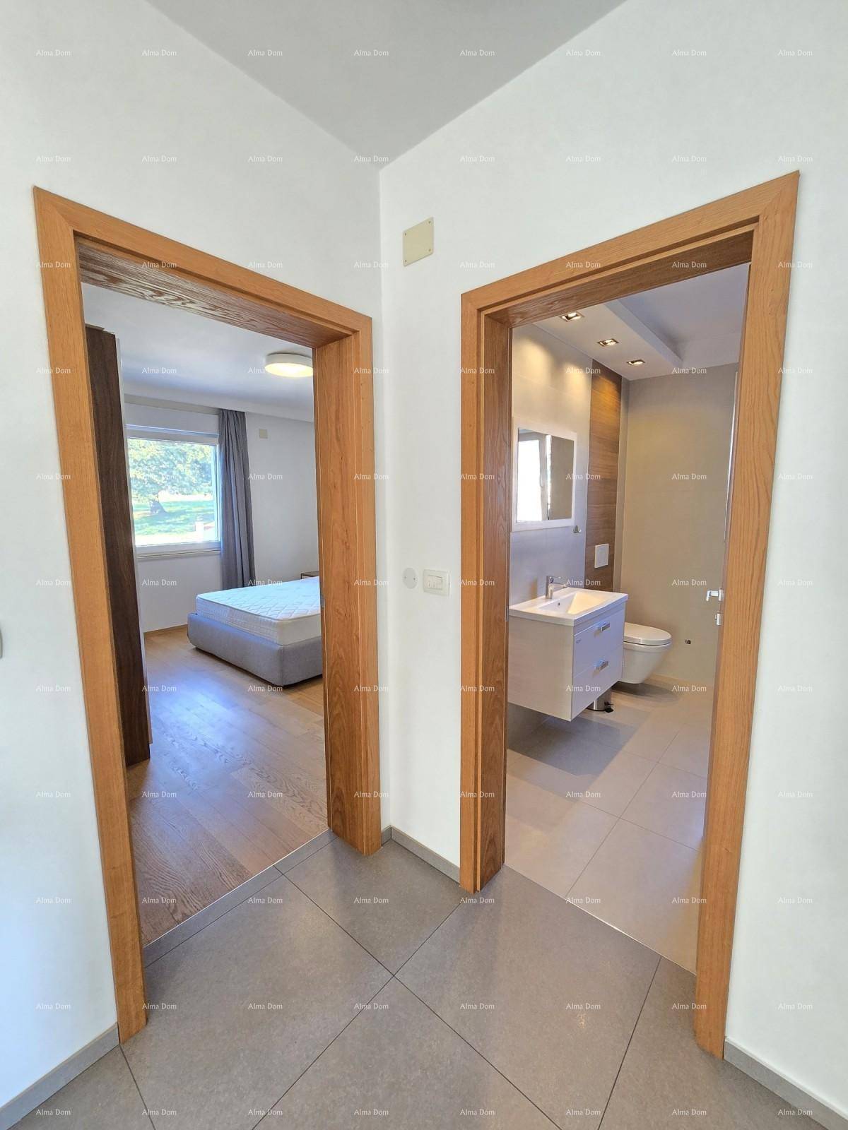 Flur mit Zugang zu einem Schlafzimmer und einem modern gestalteten Badezimmer.