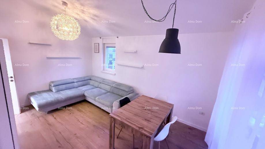 Gemütlicher Wohnbereich mit Ecksofa, Esstisch und schrägen Decken.