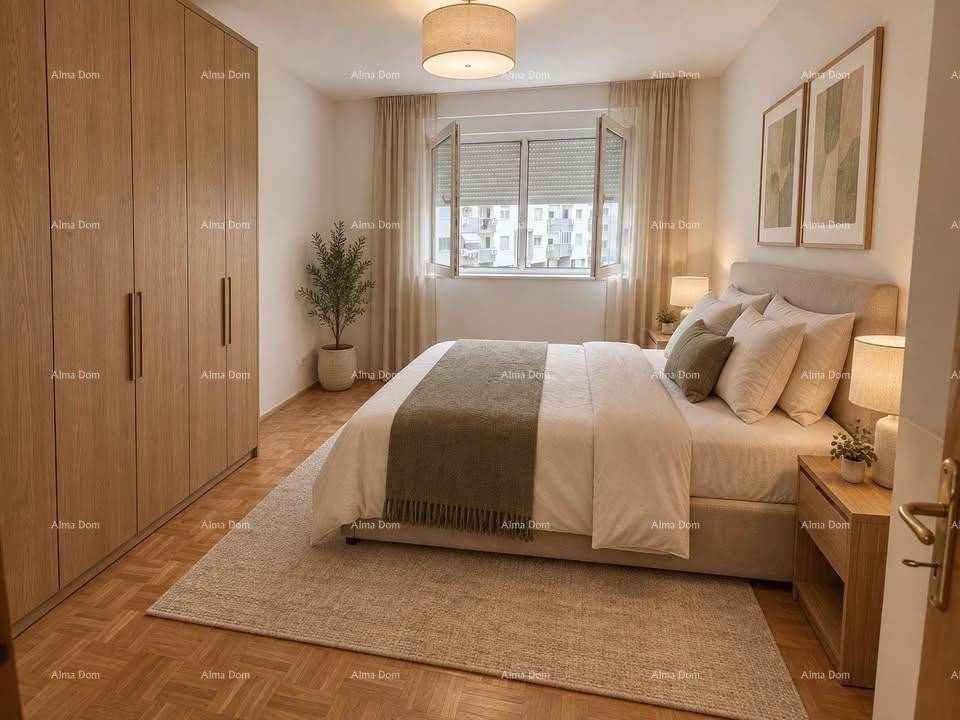 Helles Schlafzimmer mit Parkettboden, großem Einbauschrank und Fenster mit Rollläden.