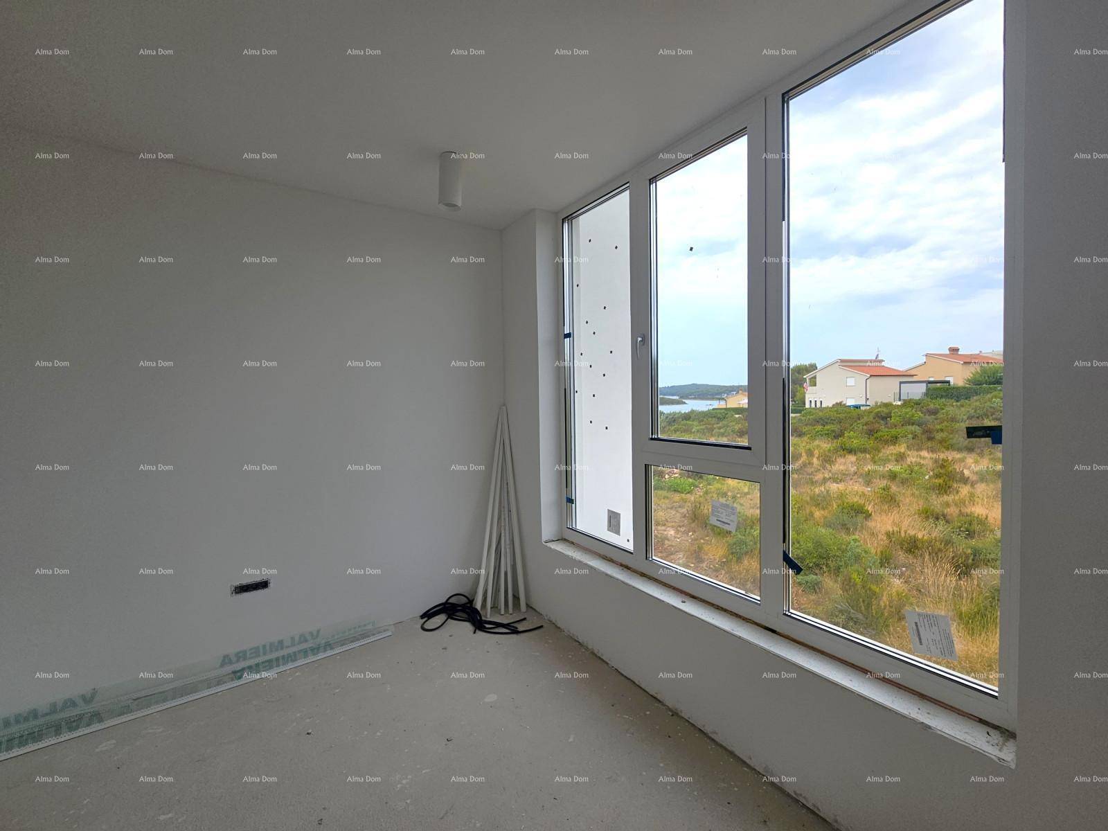 Unfertiger Raum mit großen Fenstern, die einen weiten Blick auf das Meer und die Landschaft ermöglichen.