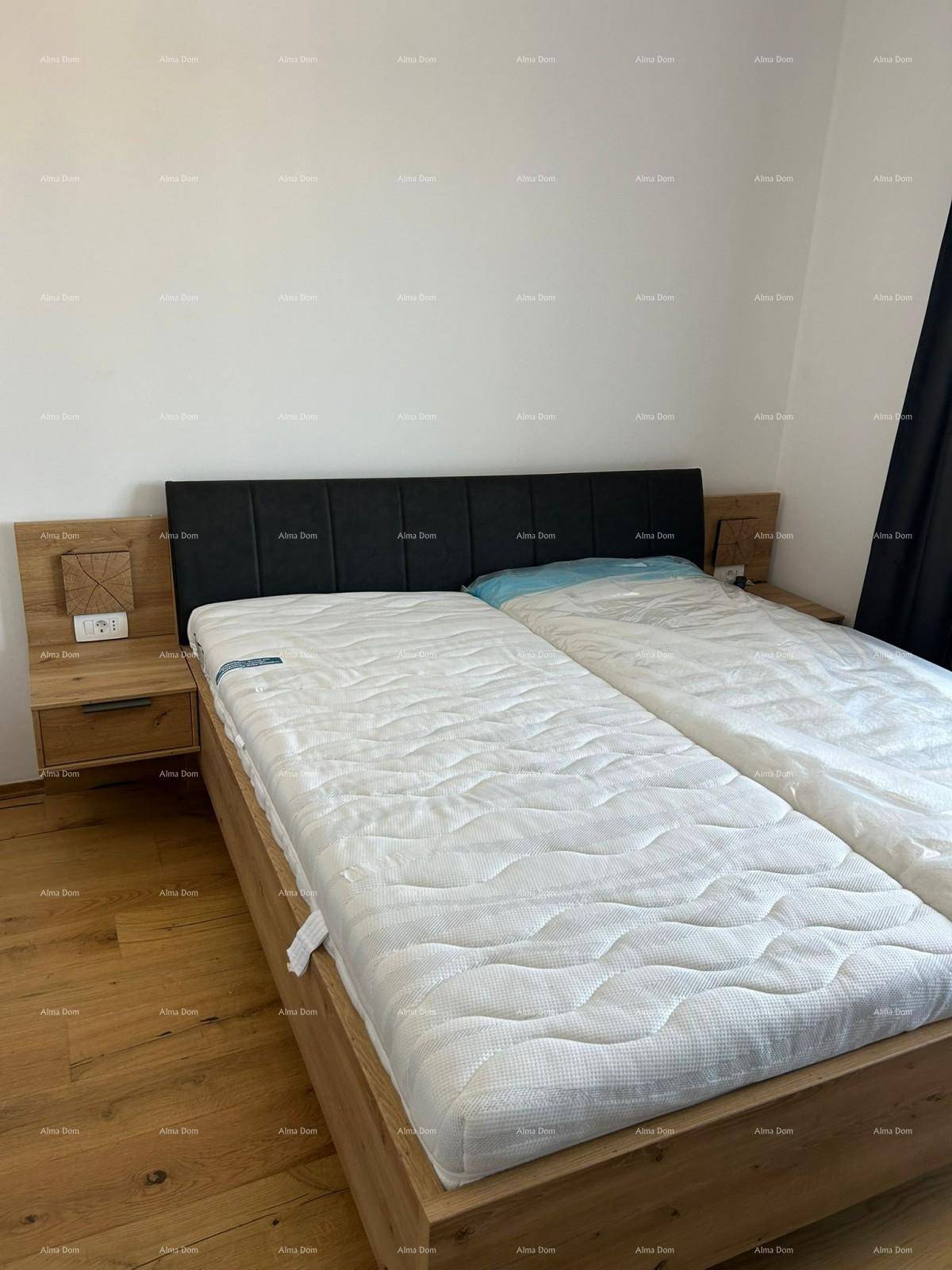 Helles Schlafzimmer mit Holzbett und Nachttischen, ausgestattet mit Parkettboden.