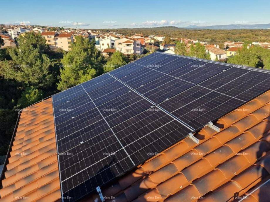 Photovoltaikanlage auf einem Ziegeldach, die zur nachhaltigen Energiegewinnung des Hauses beiträgt.