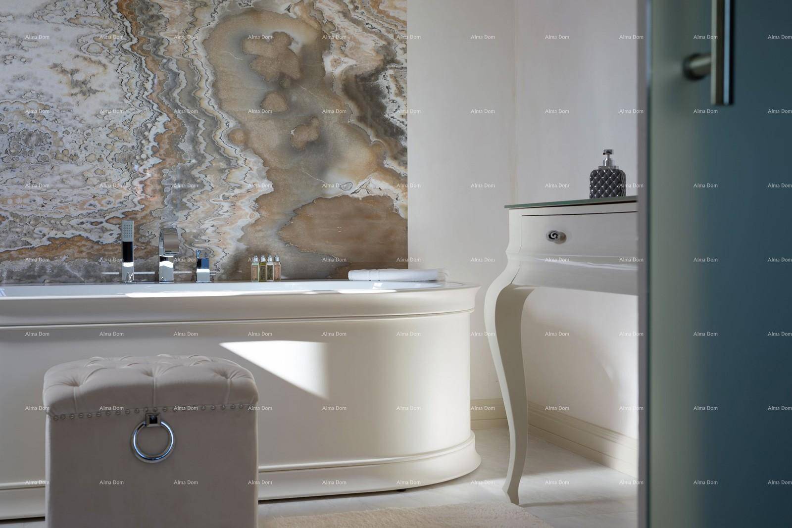 Luxuriöses Badezimmer mit großer Badewanne und einer Wand aus Naturstein.